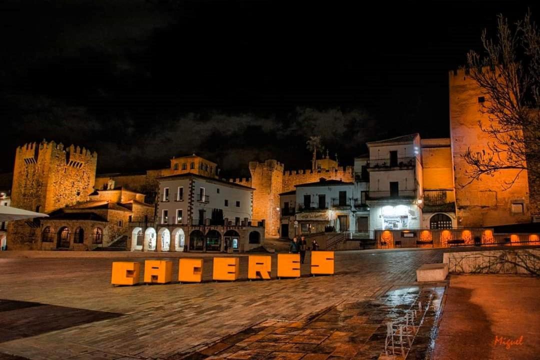 Las Cuatro Esquinas De Касерес Экстерьер фото