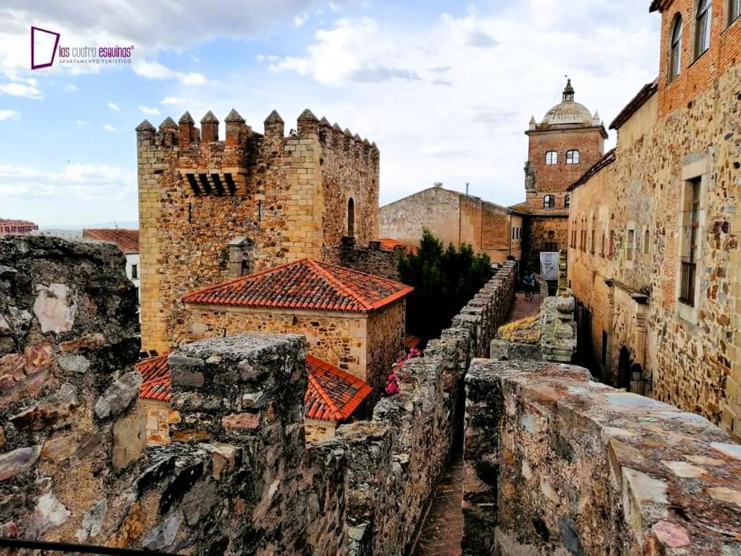Las Cuatro Esquinas De Касерес Экстерьер фото